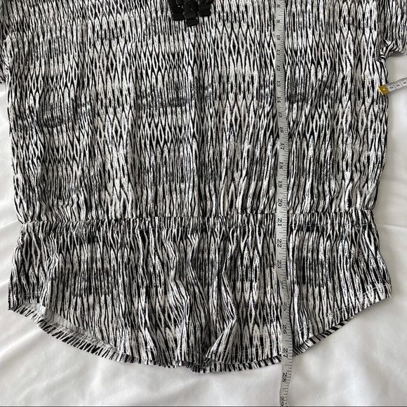 Chico’s Elastic waist black white short sleeve top - Picture 9 of 11